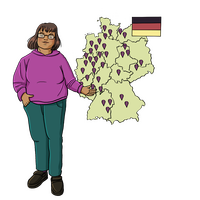 Eine Frauen-Beauftragte trägt einen lila Pulli. Sie steht vor einer Deutschland-Karte. Die Frau trägt eine Brille. Sie lächelt.