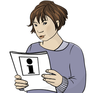 Eine Frau liest eine Info. Sie hat braune Haare und trägt einen lila Pullover.