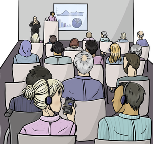 Es wird eine Veranstaltung gezeigt. Ganz vorne steht eine Rednerin. Daneben übersetzt eine Person in Gebärden-Sprache. Vor ihnen ist das Publikum. Manche benutzen Kopf-Hörer für die Übersetzung. Zum Beispiel für die Übersetzung in einfache Sprache.