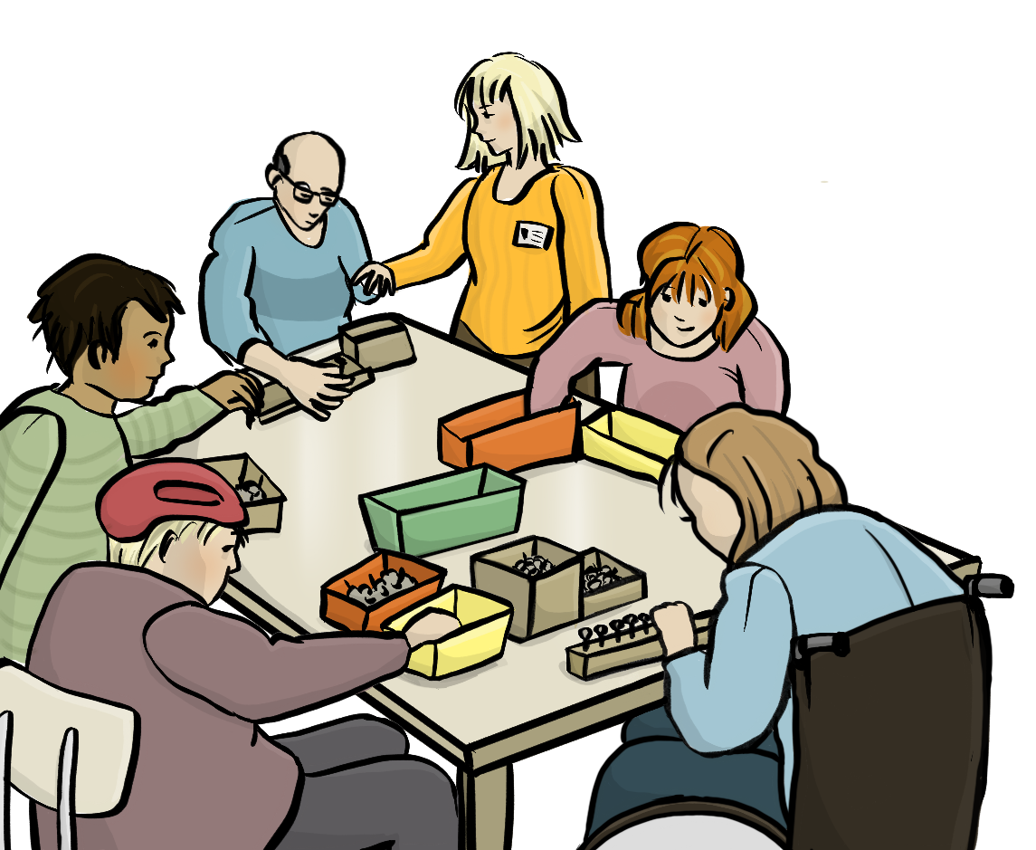 5 Personen sitzen gemeinsam an einem Werkstatt-Tisch. Neben einer Person steht eine Unterstützerin. Sie arbeiten alle zusammen in einer Werkstatt. Auf dem Tisch sind verschiedene Materialien in Kisten. Alle Personen sehen unterschiedlich aus.